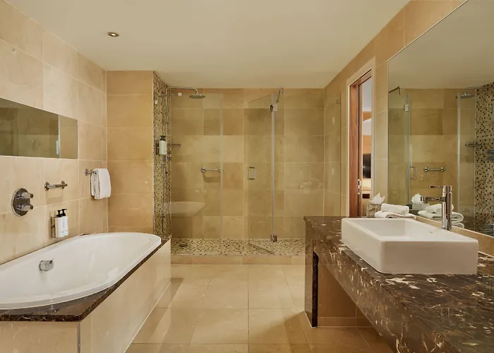 The Gateway Hotel 4*